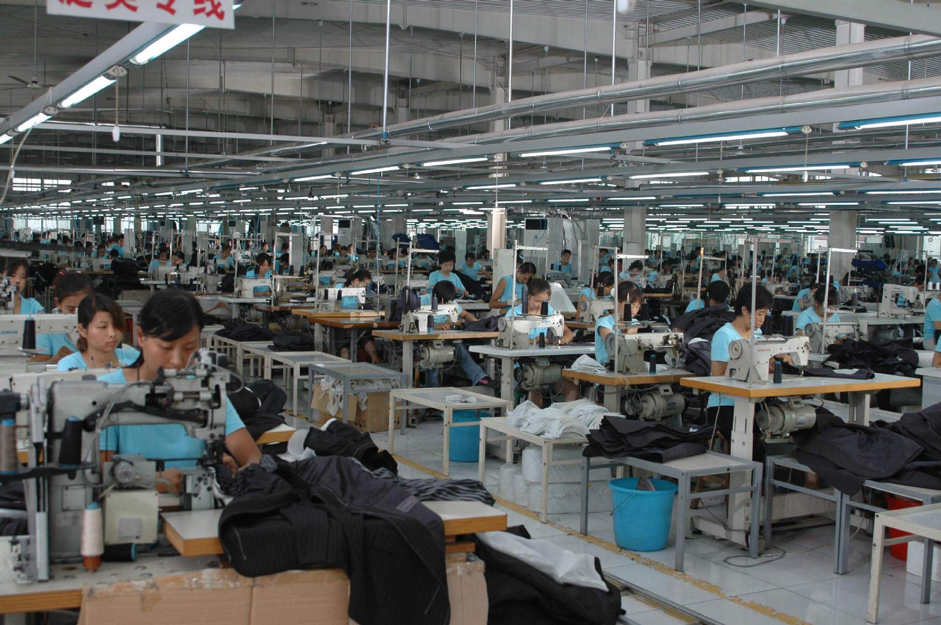 源頭實(shí)力工廠常年生產(chǎn)女士吊帶背心可來(lái)圖來(lái)樣加工訂制